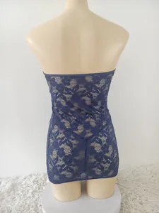 Vue détaillée d'une robe de lingerie en dentelle bleu foncé avec motifs floraux transparents