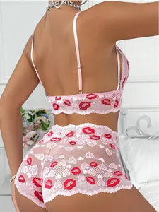 Vue arrière de l'ensemble de lingerie en dentelle rose avec motifs lèvres et culotte haute