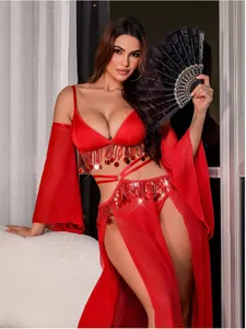 Détail de l'ensemble lingerie rouge à paillettes avec jupe fendue et manches voile