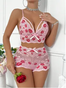 Détails d'un ensemble de lingerie en dentelle rose avec imprimés lèvres rouges