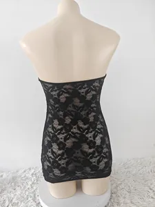 Vue détaillée du dos d'une mini robe moulante en dentelle noire sur un mannequin