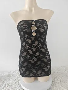 Détail de la dentelle florale noire avec trois boucles en strass en forme de cœur