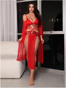 Détails d'un ensemble de lingerie rouge sexy avec sequins, pompons et tulle transparent