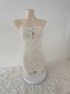 Détail de lingerie en dentelle blanche avec boucles en strass en forme de cœur sur le buste