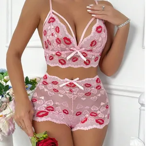 Ensemble de lingerie en dentelle rose avec imprimés lèvres rouges et petits nœuds