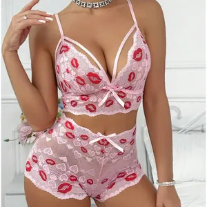 Ensemble lingerie deux pièces en dentelle avec imprimés lèvres rouges et nœuds roses