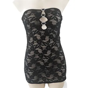 Robe moulante en dentelle noire transparente avec boutons en strass en forme de cœur