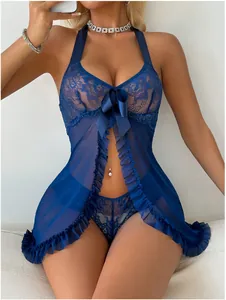 Vue détaillée de la nuisette bleu foncé en dentelle et mesh avec nœud en satin