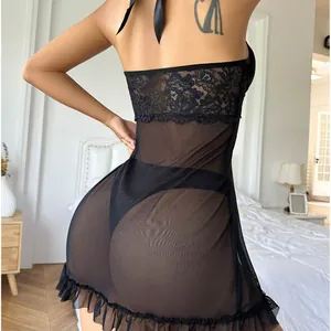 Nuisette sexy en dentelle noire avec dos nu, détails floraux et ourlet à volants
