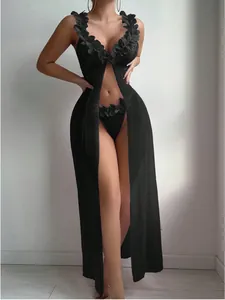 Dettaglio di un set lingerie tre pezzi in pizzo nero con vestaglia in rete trasparente