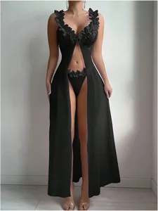 Dettaglio del vestito in rete nera con finiture floreali 3D e scollo a V profondo