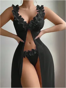 Vista macro dettagliata dell'intricato pizzo nero sul set di lingerie in rete sexy