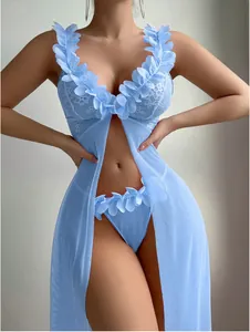 Dettaglio del set lingerie in pizzo azzurro con applicazioni floreali 3D e rete trasparente