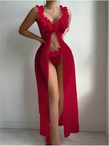 Dettaglio lingerie rossa trasparente con petali di fiori 3D e rifiniture in pizzo