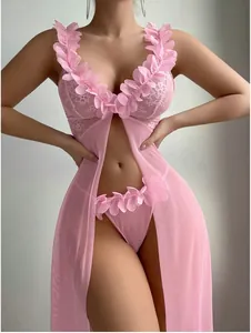 Dettaglio di lingerie rosa con decorazioni floreali 3D e tessuto a rete velata