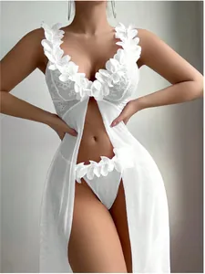 Dettaglio del set lingerie in pizzo bianco con fiori 3D e tessuto a rete trasparente