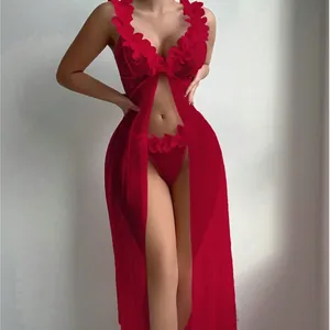 Set lingerie in pizzo rosso con profondo scollo a V e gonna lunga in rete con spacco laterale