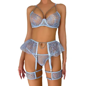 Ensemble lingerie 3 pièces en dentelle bleu clair avec chaînes et porte-jarretelles