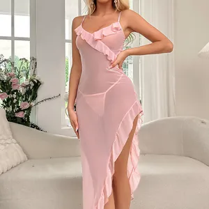 Détail de nuisette rose en tulle transparent avec volants et ourlet fendu asymétrique