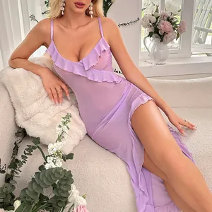 Nuisette en tulle lavande avec décolleté en V profond et ourlet fendu à volants