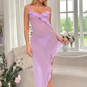 Détail d'une nuisette en résille violette avec bords à volants et fines bretelles