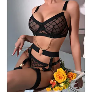 Ensemble lingerie sexy en mesh noir avec chaînes métalliques, soutien-gorge croisé et jarretelles