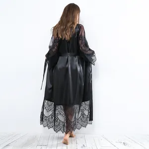 Peignoir élégant en satin noir avec manches longues en dentelle et ceinture assortie