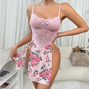 Nuisette rose sexy à imprimé fleuri avec dentelle et fentes latérales hautes