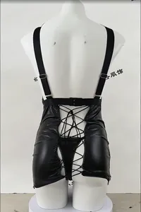 Vista posteriore dettagliata di lingerie sexy in pelle PU nera con lacci incrociati