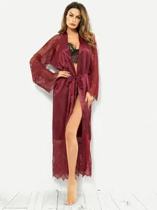 Détail d'un peignoir en satin bordeaux avec dentelle noire et ceinture à nouer