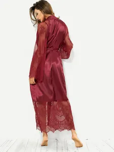 Détail de la robe en satin bordeaux avec d'élégantes manches longues en dentelle