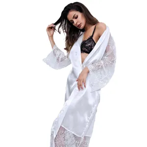 Peignoir élégant en satin blanc pour femmes avec manches longues et dentelle
