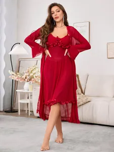 Détail d'un ensemble de robe longue en tulle rouge avec des appliques florales