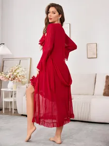 Détail du peignoir rouge transparent en tulle avec volants et dentelle florale