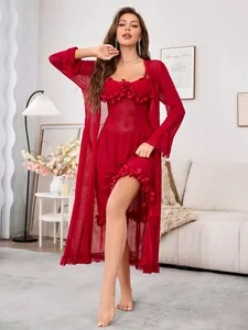 Détail d'un ensemble de lingerie et peignoir en maille rouge avec volants floraux