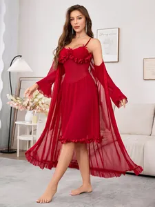 Détail du peignoir en maille rouge transparente avec manches à volants et dentelle chic