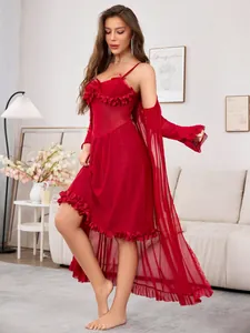 Détail d'un peignoir rouge en mesh avec volants et nuisette bordée de dentelle fine