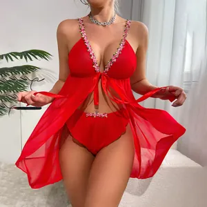 Broderies détaillées de fleurs roses et nœud en satin rouge sur nuisette en tulle