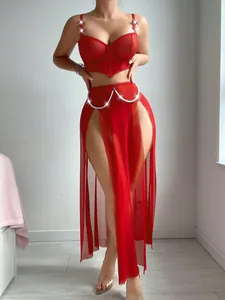 Détail de lingerie rouge en mesh avec corset baleiné et jupe fendue ornée de perles