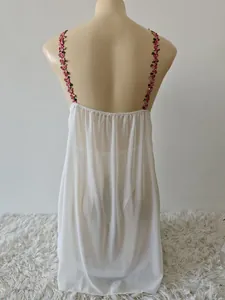 Détail de la nuisette en mesh blanc avec broderie de rose rose sur fines bretelles