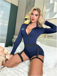 Détail de la lingerie de police bleu marine avec zip frontal et tissu élastique