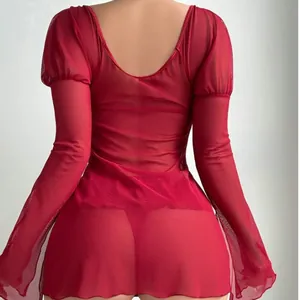 Mini-robe sexy en maille rouge avec manches évasées et dos nu en tulle transparent