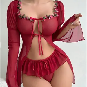 Ensemble lingerie rouge en tulle transparent avec broderies et manches longues