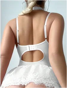 Détail de lingerie en dentelle blanche avec volant en mesh et dos ouvert évidé