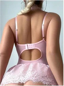 Détail de lingerie en dentelle rose avec découpe au dos et bretelles réglables