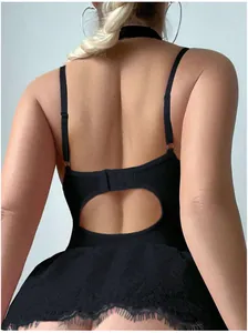 Détail du dos d'un body sexy en dentelle noire avec bretelles réglables et boucle
