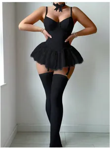 Détail d'une nuisette sexy en dentelle noire avec tour de cou en satin et bas autofixants