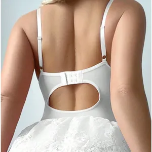 Nuisette en dentelle blanche avec découpe au dos et bretelles réglables pour femme