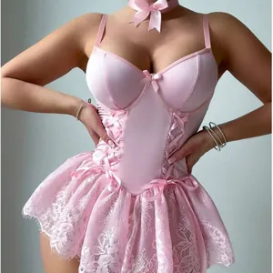 Nuisette sexy en dentelle rose avec nœud en satin et détails de laçage croisé