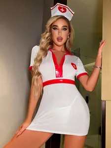 Dettaglio dell'uniforme sexy cosplay da infermiera con abito bianco e cappello croce rossa